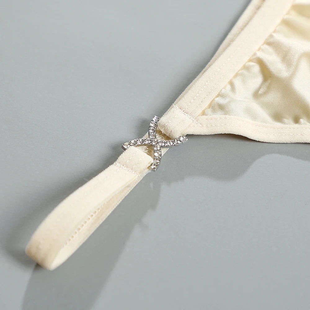 Calcinha String Fio Dental com Detalhe em Metal.