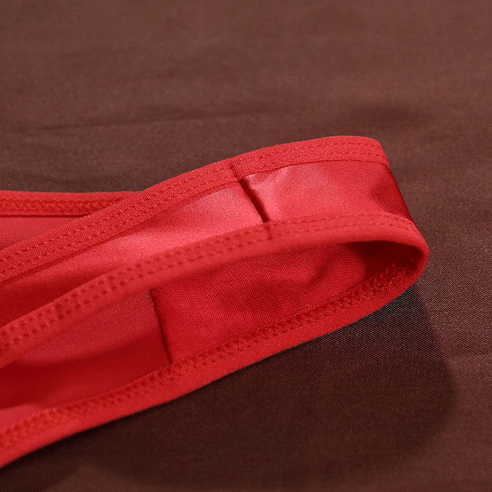 Calcinha String Fio Dental com Detalhe em Metal.