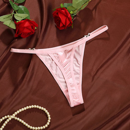 Calcinha String Fio Dental com Detalhe em Metal.