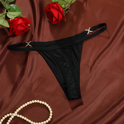 Calcinha String Fio Dental com Detalhe em Metal.