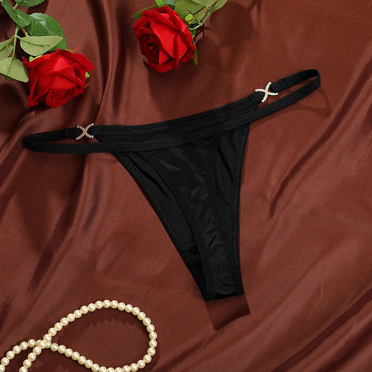 Calcinha String Fio Dental com Detalhe em Metal.