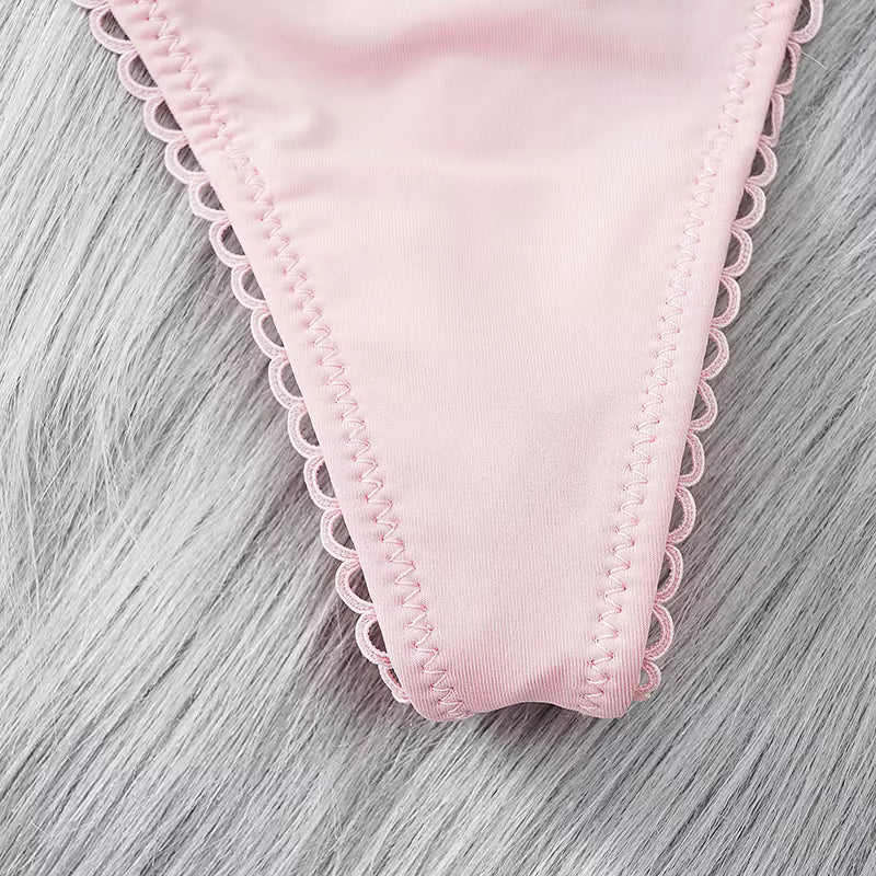 Calcinha rosa clara com detalhe rendado em tecido, fundo cinza Lunmiere lingerie