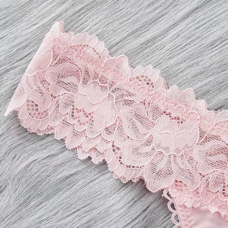 Detalhe de renda rosa clara Lunmiere sobre superfície cinza, lingerie delicada feminina