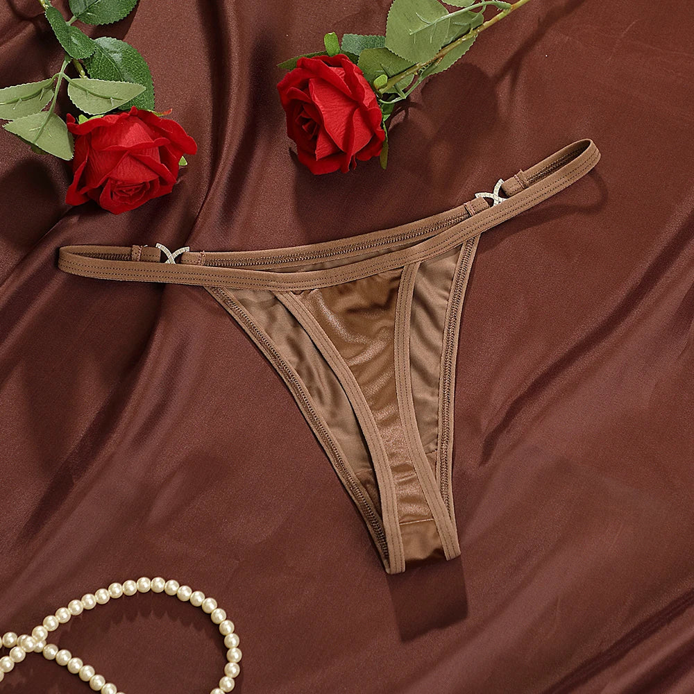 Calcinha String Fio Dental com Detalhe em Metal.