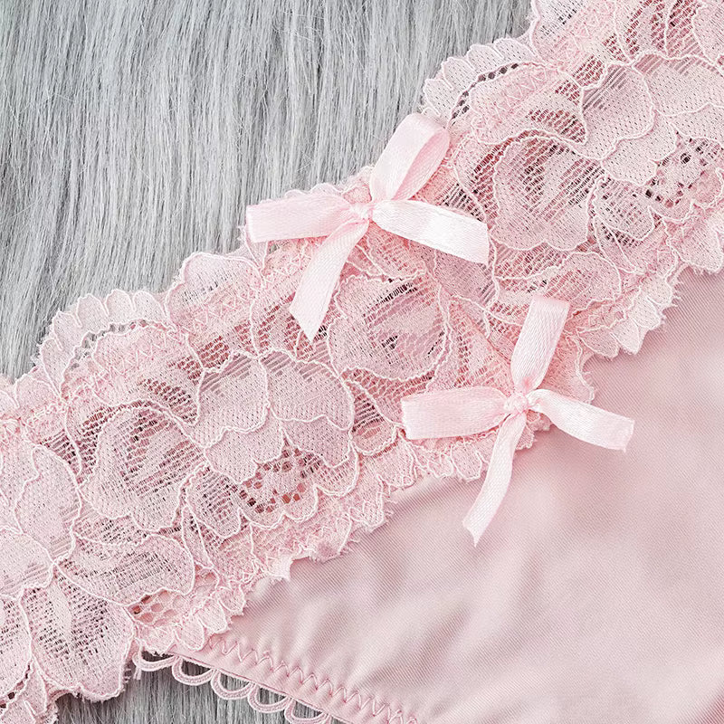 Renda rosa delicada com laços em calcinha feminina Lunmiere sobre fundo cinza