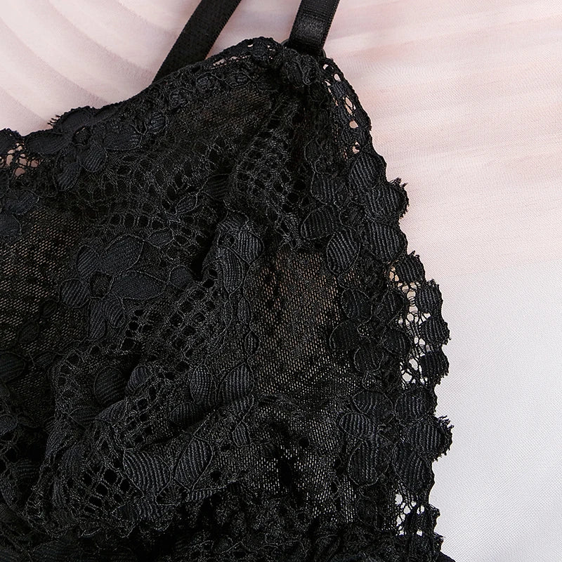 Sutiã triângular sem Bojo com Alça Fina de Renda Transparente.