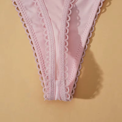 Calcinha rosa com detalhes rendados da Lunmiere, moda íntima feminina elegante.