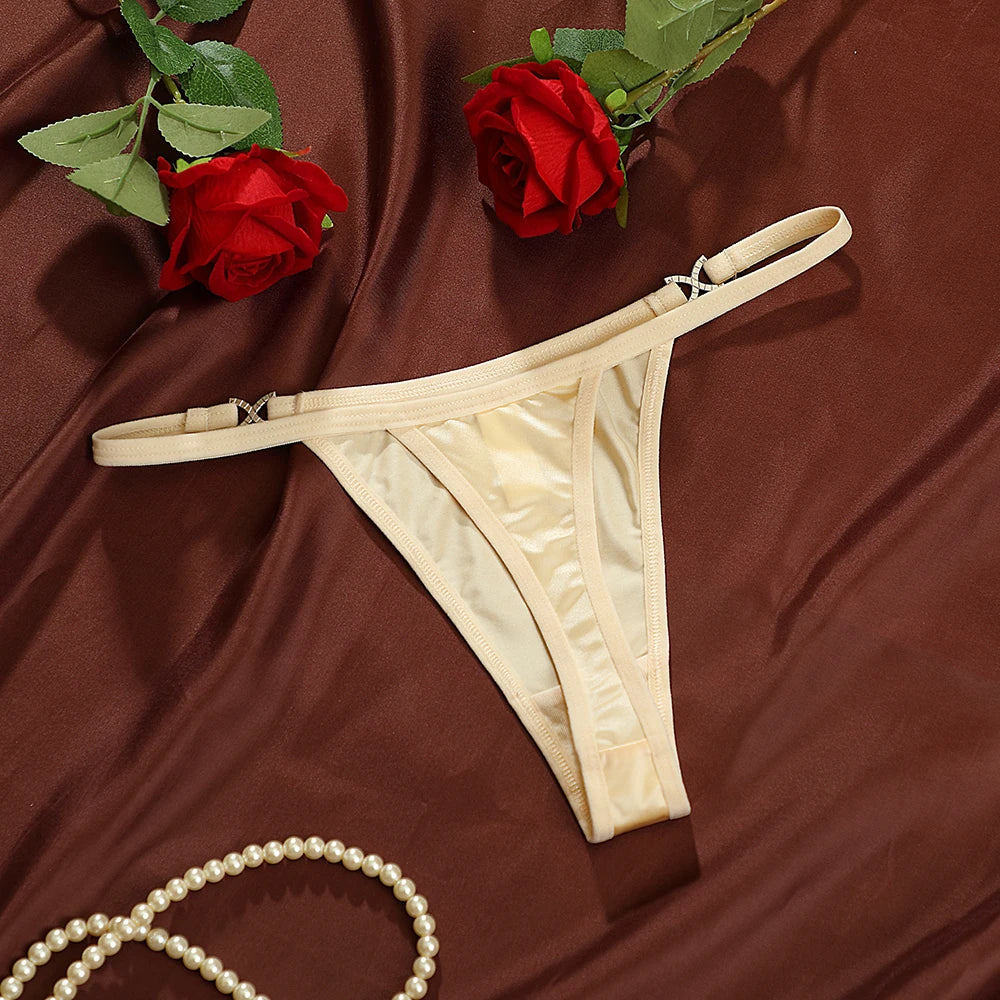 Calcinha String Fio Dental com Detalhe em Metal.