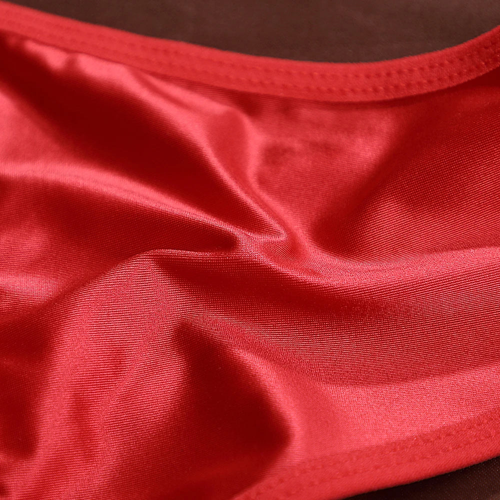 Calcinha String Fio Dental com Detalhe em Metal.